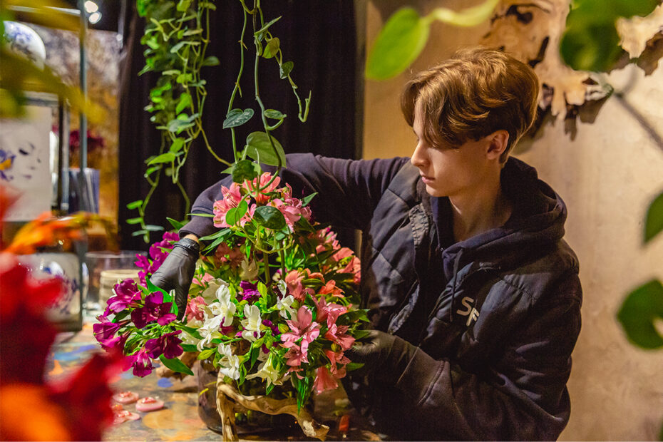 Bloemist maakt boeket met de Alstroemeria